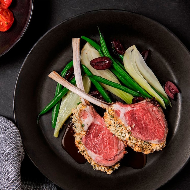 Costillar de cordero galés en costra de hierbas y Dijon
