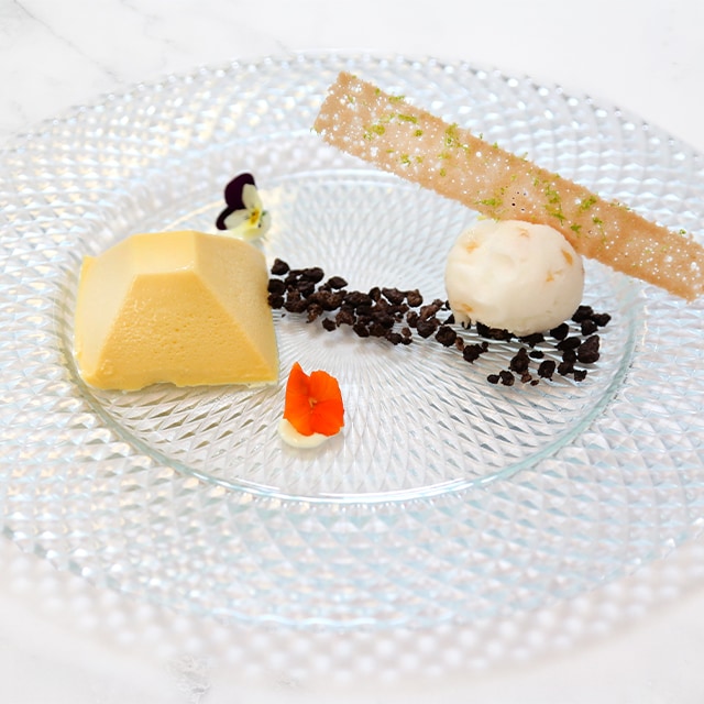 Cremoso de mango, crumble de chocolate y helado de yogur