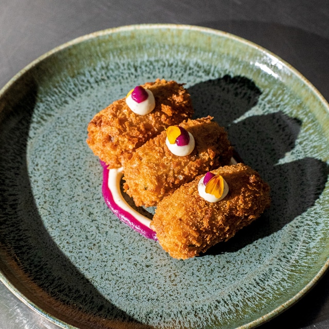 Croquetas de pato con salsa de col y arándanos y alioli cítrico