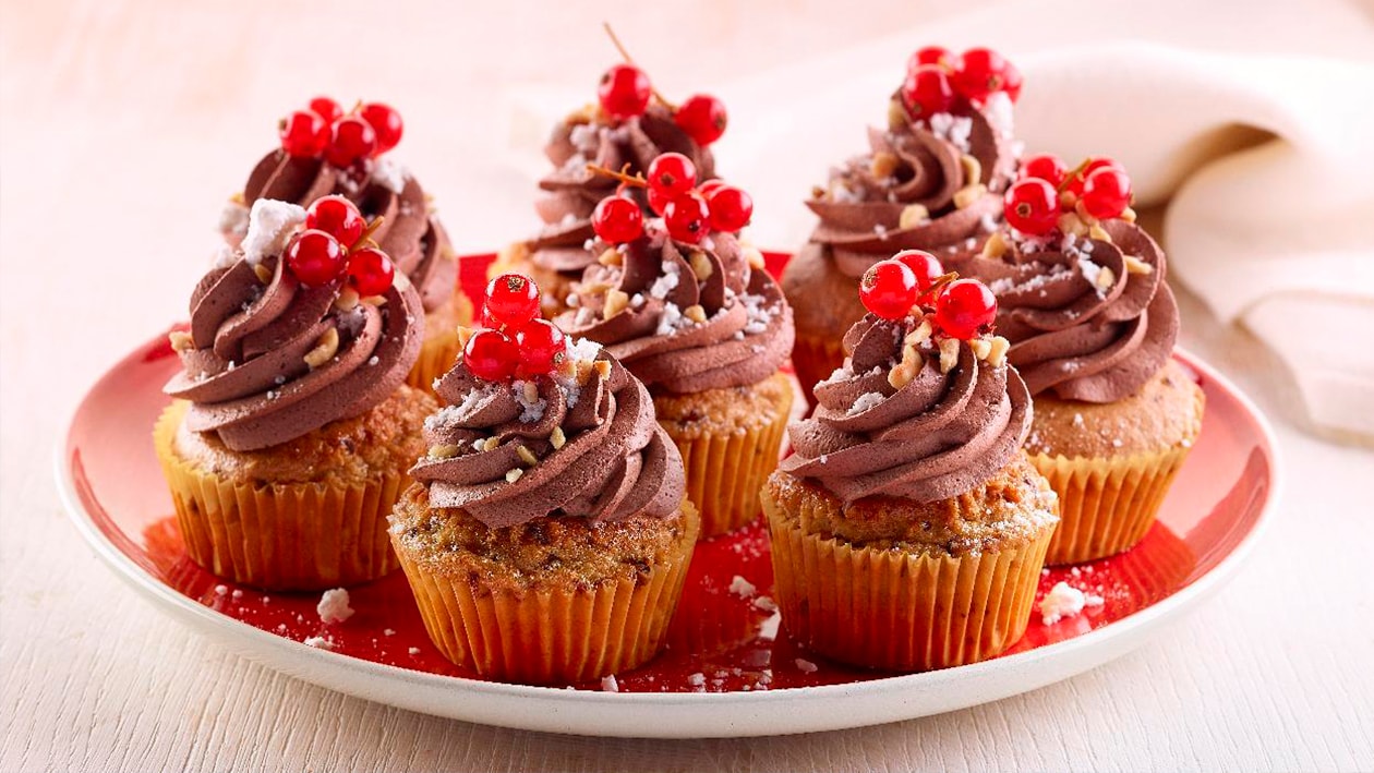 Cupcakes de avellanas con chocolate negro, merengue y grosellas – – Receta UFS