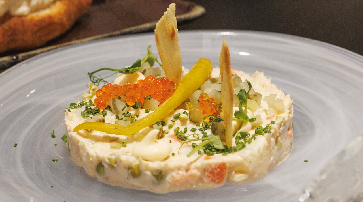 Ensaladilla de atún con huevas de salmón, mayonesa ahumada, brotes de guisante y crujiente de pan Carasau – - Receta - UFS