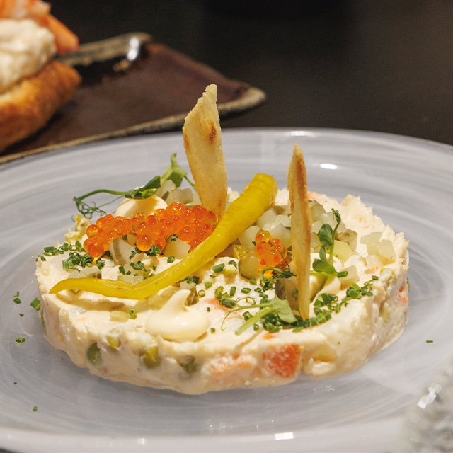 Ensaladilla de atún con huevas de salmón, mayonesa ahumada, brotes de guisante y crujiente de pan Carasau Ensaladilla de atún con huevas de salmón, mayonesa ahumada, brotes de guisante y crujiente de pan Carasau