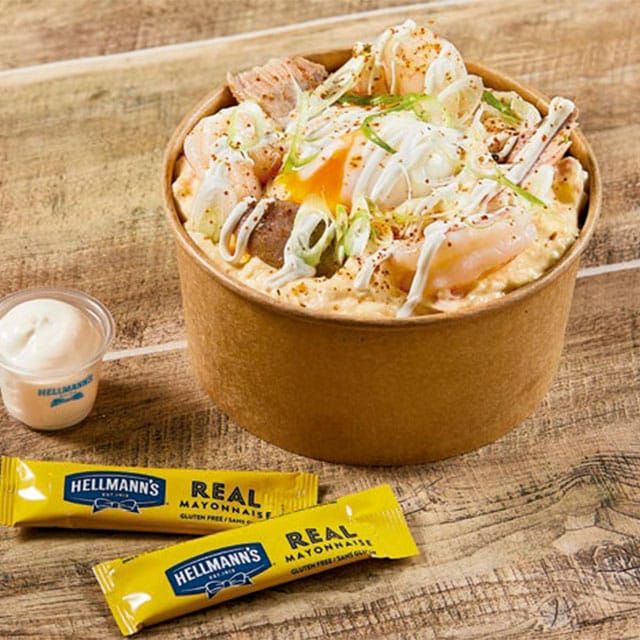 Ensaladilla rusa con mayonesa, huevo, gambones y ventresca Ensaladilla rusa con mayonesa, huevo, gambones y ventresca