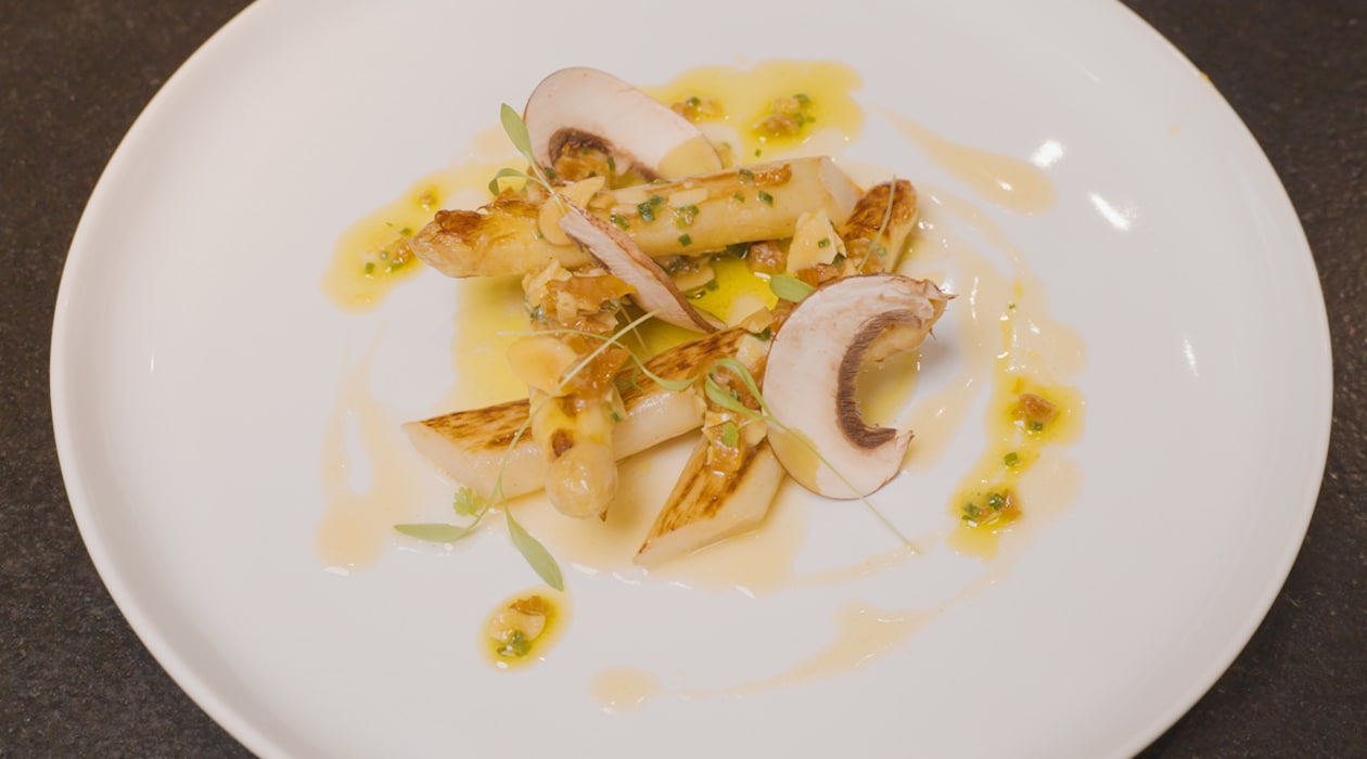 Espárragos blancos con velouté de ave, frutos secos y setas – - Receta - UFS