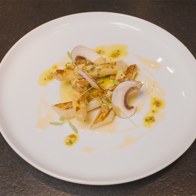 Espárragos blancos con velouté de ave, frutos secos y setas Espárragos blancos con velouté de ave, frutos secos y setas