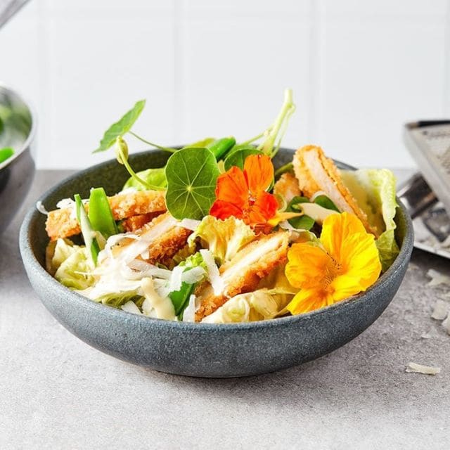 Ensalada con hamburguesa vegetariana crujiente de pollo