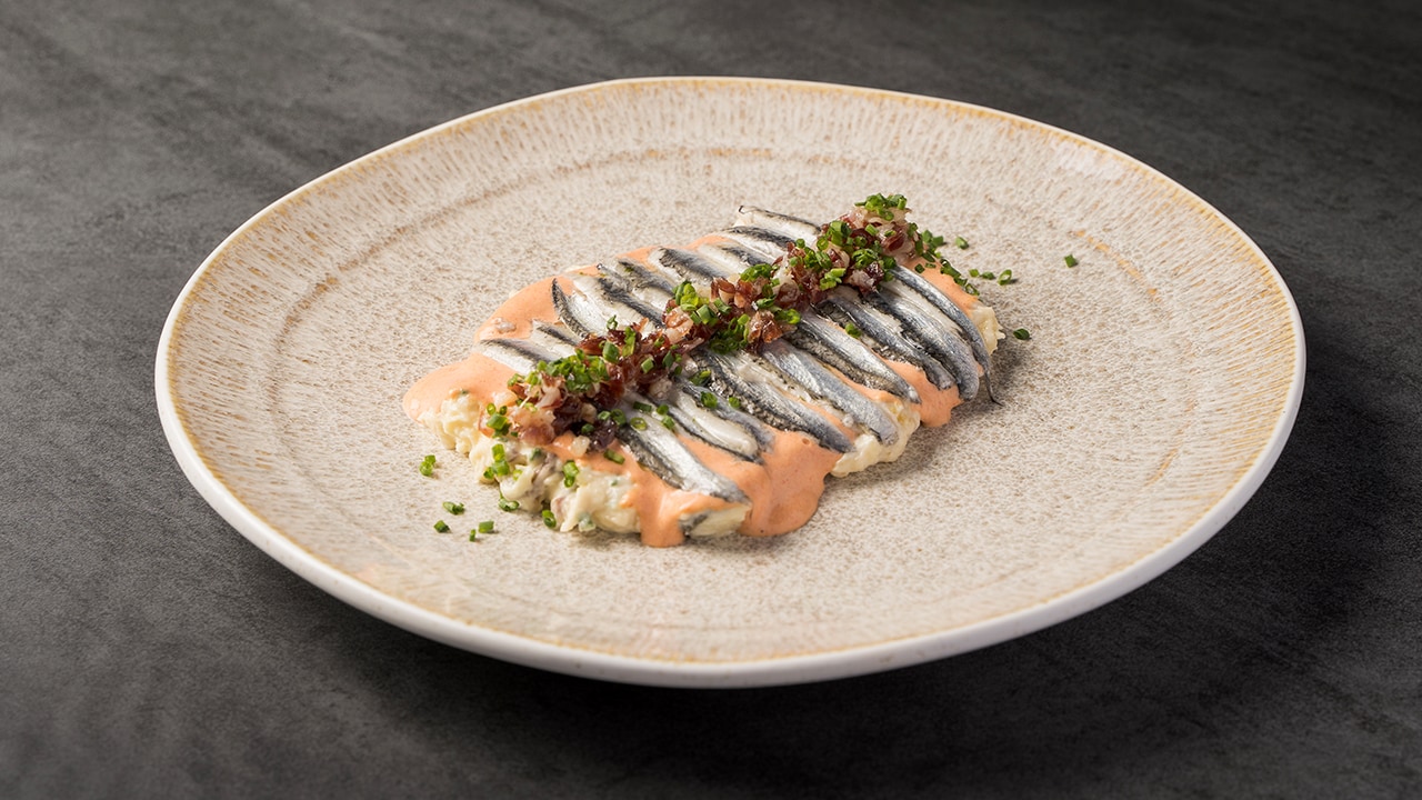 Ensaladilla de boquerones en vinagre, piquillos y cecina – - Receta - UFS
