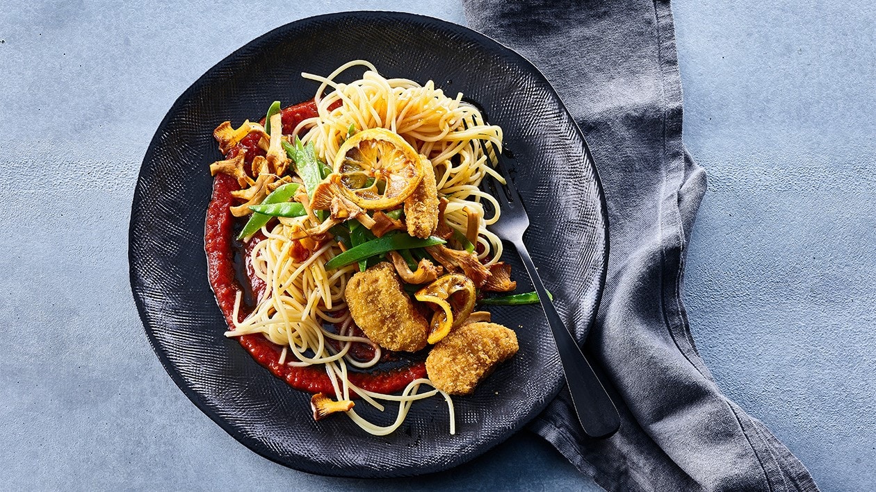 Espaguetis al limón con rebozuelos, salsa de tomate y Nuggets Nopollo – - Receta - UFS