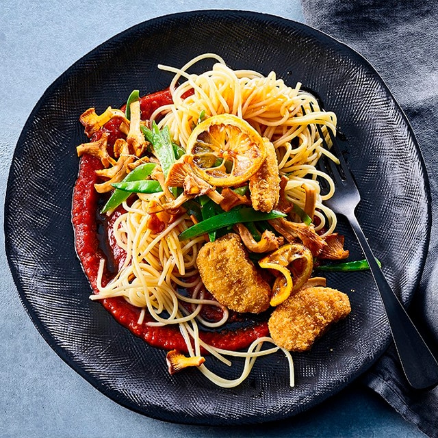 Espaguetis al limón con rebozuelos, salsa de tomate y Nuggets Nopollo Espaguetis al limón con rebozuelos, salsa de tomate y Nuggets Nopollo