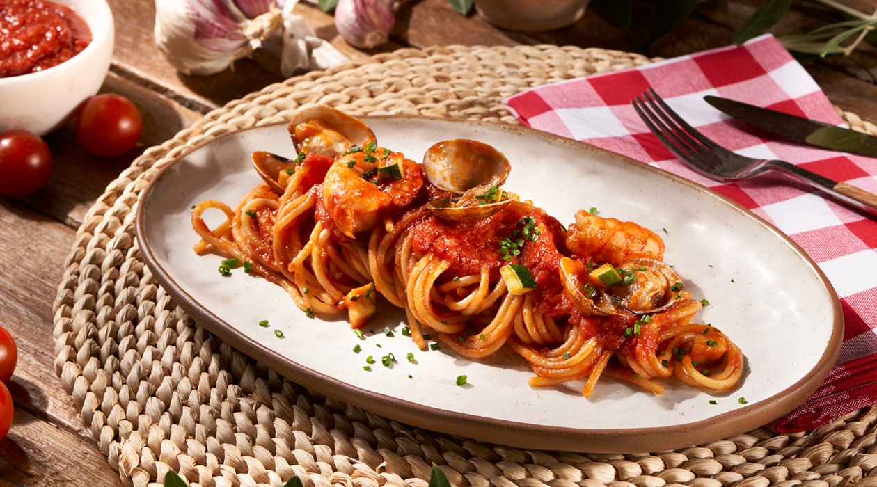 Espaguetis con salsa pomodoro de ajo, almejas y colas de gamba				 – - Receta - UFS
