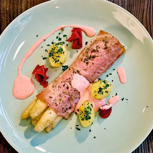 Espárragos envueltos en jamón con patatas tempranas y salsa remolacha Espárragos envueltos en jamón con patatas tempranas y salsa remolacha