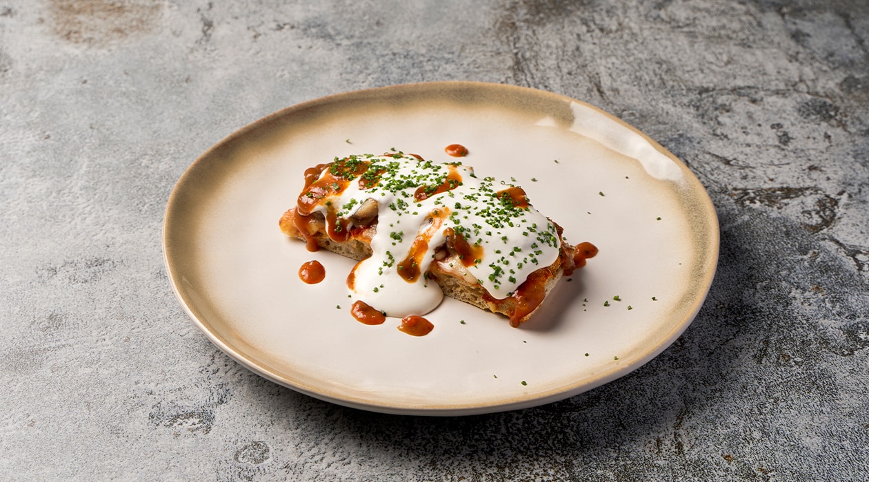 Focaccia de oreja crujiente con espuma de Hellmann's con ajo asado y salsa brava – - Receta - UFS