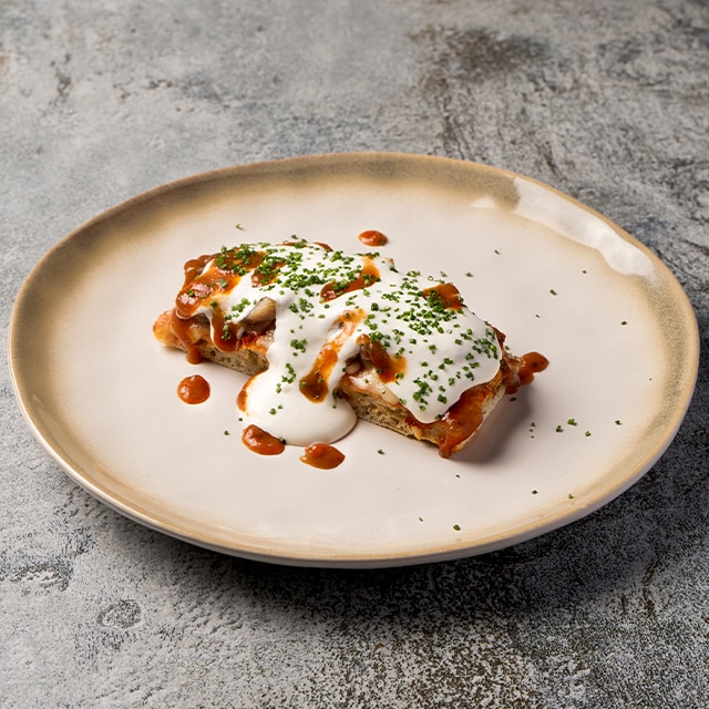 Focaccia de oreja crujiente con espuma de Hellmann's con ajo asado y salsa brava Focaccia de oreja crujiente con espuma de Hellmann's con ajo asado y salsa brava