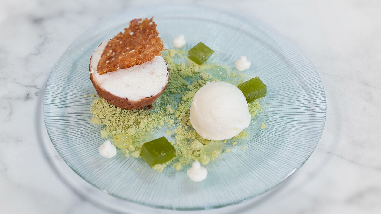 Falso coco con borracho de ron, tierra de thé matcha y helado de queso – - Receta - UFS Falso coco con borracho de ron, tierra de thé matcha y helado de queso – - Receta - UFS