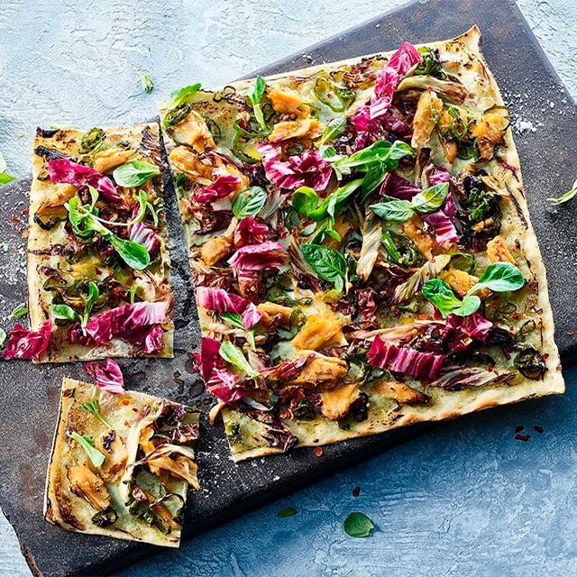 Flammkuchen (tarte flambée) con picada vegana y verduras Flammkuchen (tarte flambée) con picada vegana y verduras