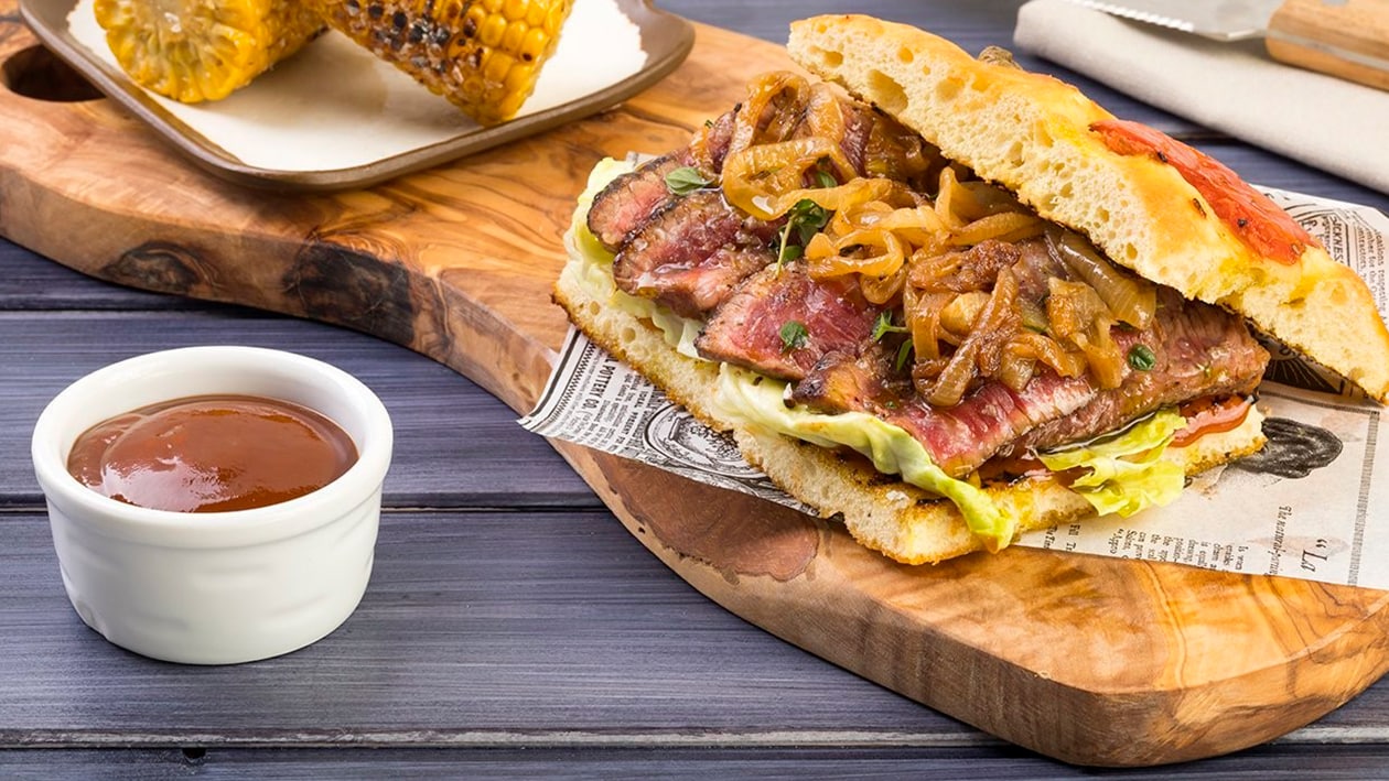 Foccacia de patata, carne lacada y salsa barbacoa – - Receta - UFS