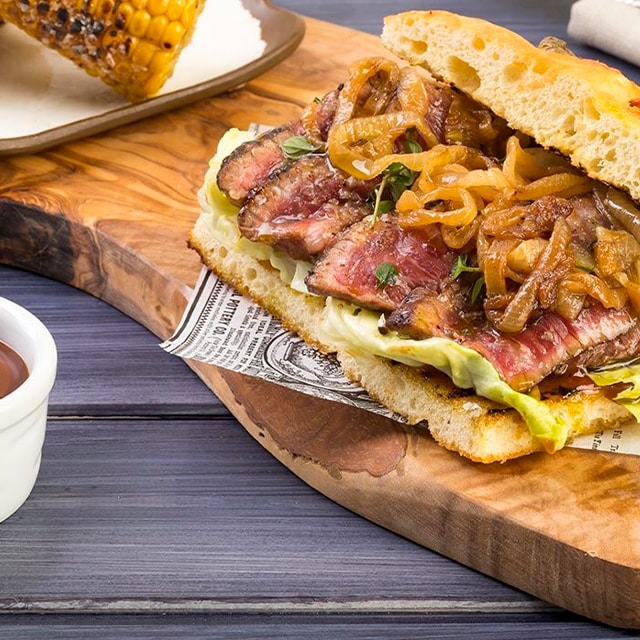 Foccacia de patata, carne lacada y salsa barbacoa Foccacia de patata, carne lacada y salsa barbacoa