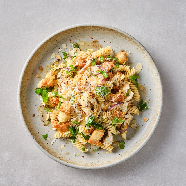 Fusilli con coliflor asada, cebolla roja caramelizada, almendra tostada, mantequilla noisette y limón Fusilli con coliflor asada, cebolla roja caramelizada, almendra tostada, mantequilla noisette y limón
