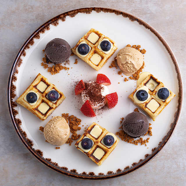 Gofre de vainilla con helado de caramelo salado y chocolate belga