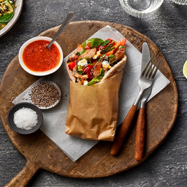 Gyros de filete de falda con salsa de feta a las hierbas y tomates Gyros de filete de falda con salsa de feta a las hierbas y tomates