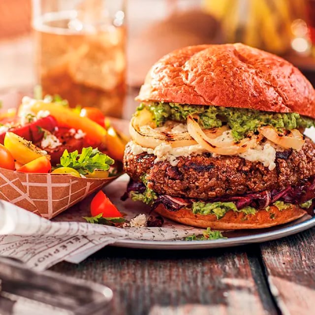 Hamburguesa vegetal de judías con mayonesa de pesto de almendras Hamburguesa vegetal de judías con mayonesa de pesto de almendras