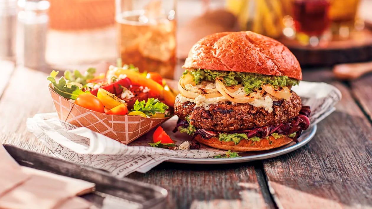 Hamburguesa vegetal de judías con mayonesa de pesto de almendras – - Receta - UFS