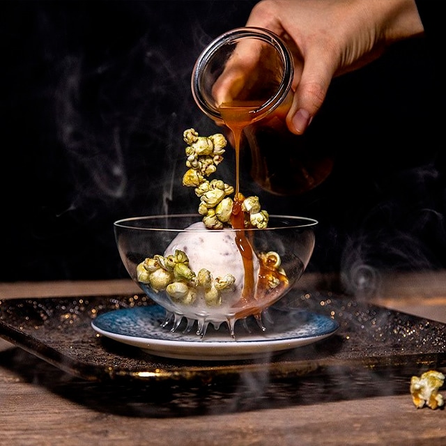 Helado de vainilla con palomitas de calabaza y caramelo Helado de vainilla con palomitas de calabaza y caramelo