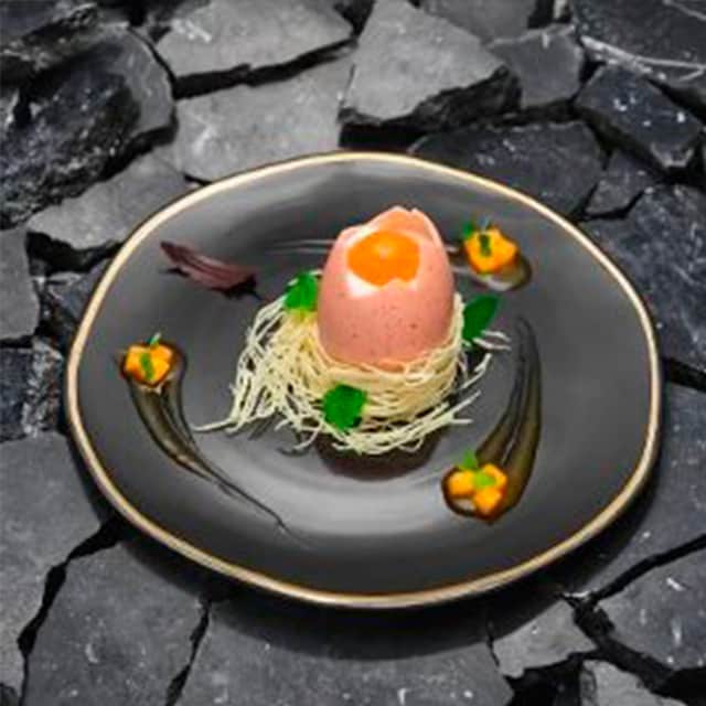 Huevo de panna cotta y yogur con yema y salsa de mango confitado