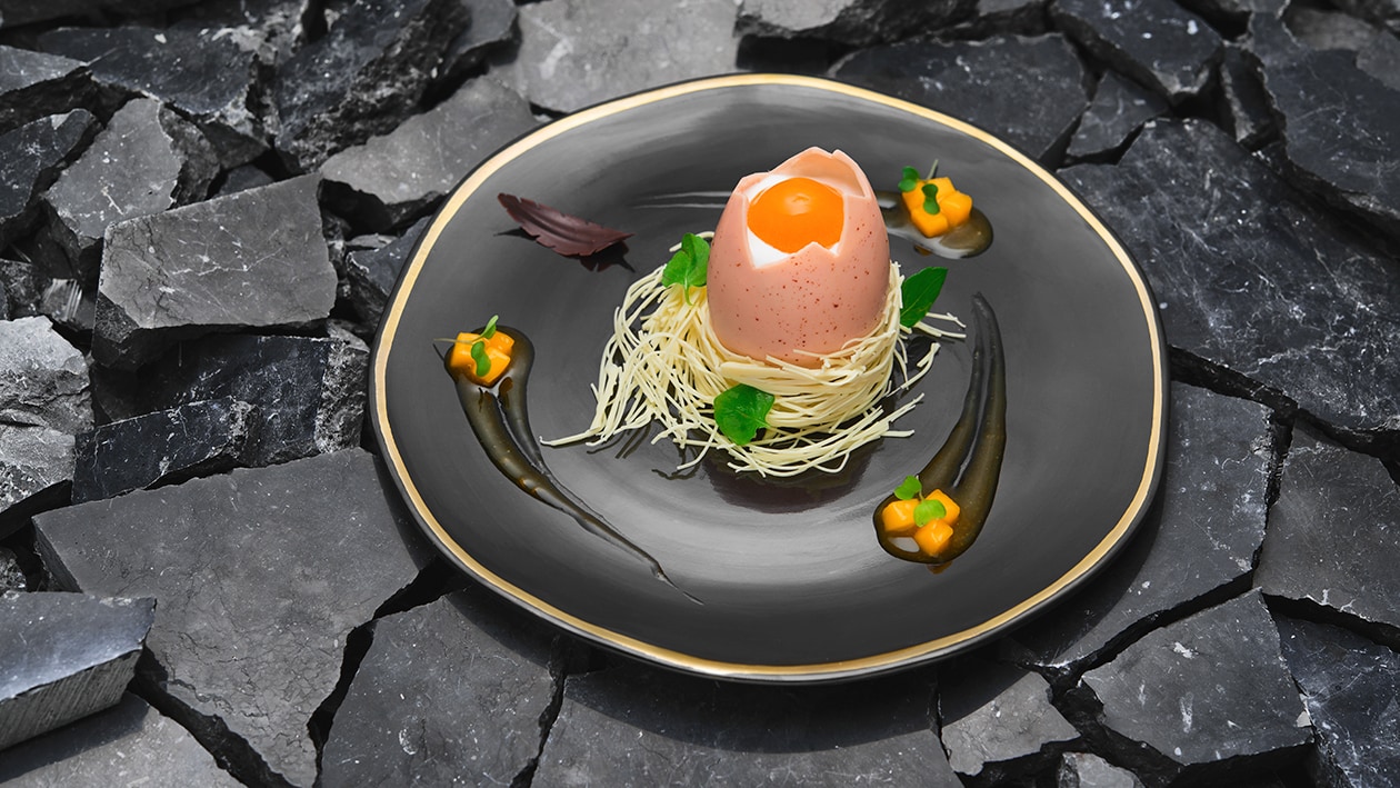 Huevo de panna cotta y yogur con yema y salsa de mango confitado – - Receta - UFS
