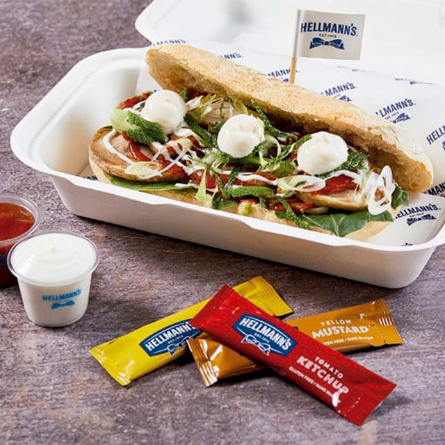 Kebab de cordero con salsa de yogur y salsa brava Kebab de cordero con salsa de yogur y salsa brava