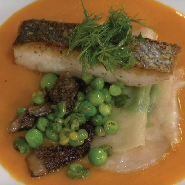 Lubina con raviolis de guisantes, zanahoria y salsa de jengibre Lubina con raviolis de guisantes, zanahoria y salsa de jengibre