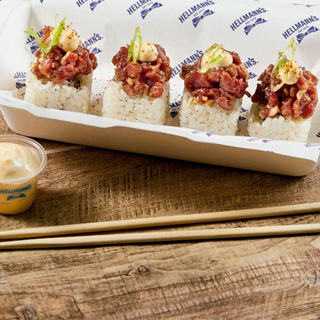 Maki de aguacate y salmón con tartar de ternera trufa Maki de aguacate y salmón con tartar de ternera trufa