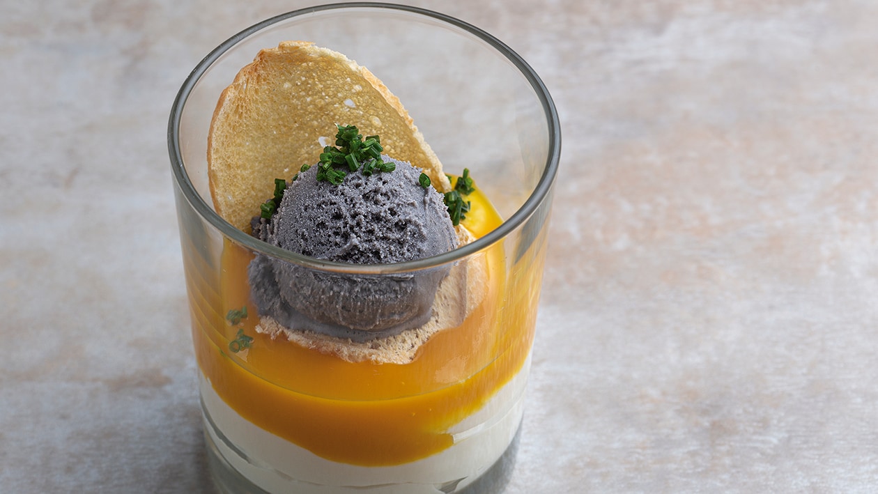 Mousse de queso de cabra y mango con helado de sésamo negro – - Receta - UFS