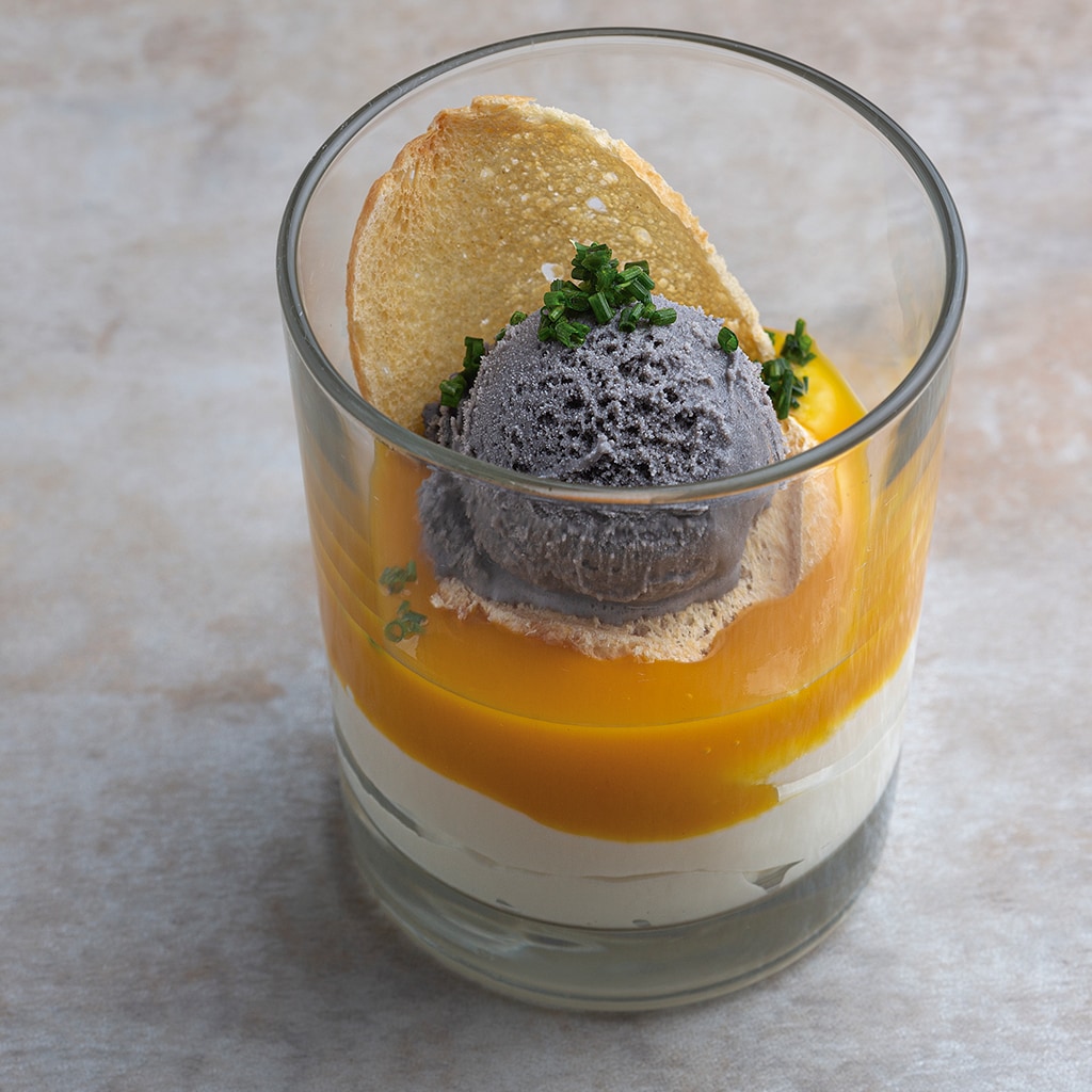 Mousse de queso de cabra y mango con helado de sésamo negro