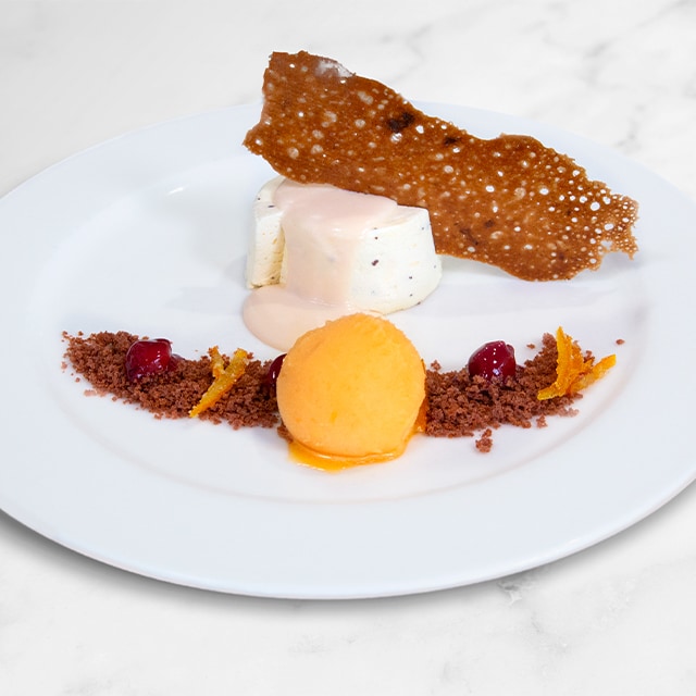 Mousse de chocolate blanco, crumble de nueces y helado de mandarina Mousse de chocolate blanco, crumble de nueces y helado de mandarina