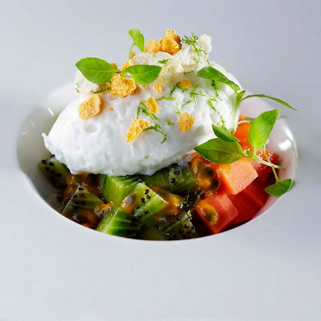 Mousse de coco con frutas tropicales Mousse de coco con frutas tropicales