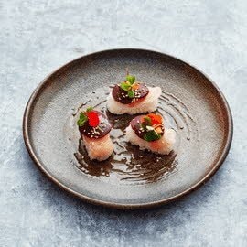 Nigiri sushi con remolacha ahumada y soja de sésamo