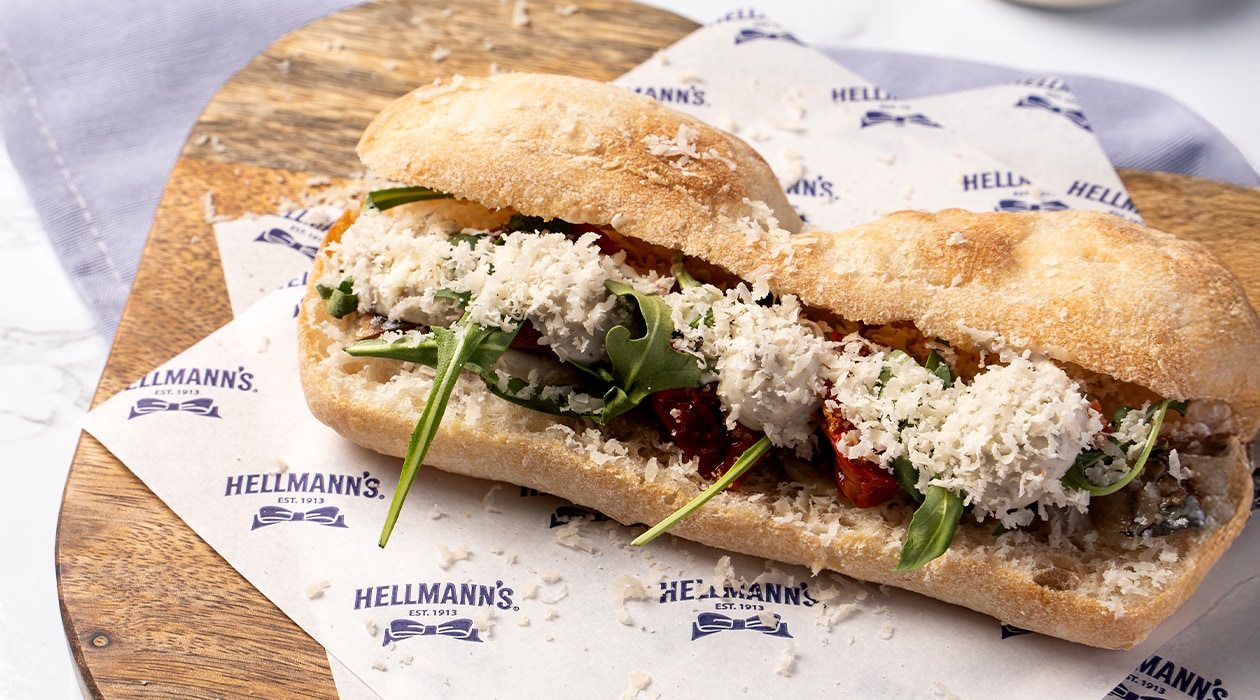 Pan de cristal con sardina ahumada y mayonesa de trufa, tomate semi seco y parmesano – - Receta - UFS