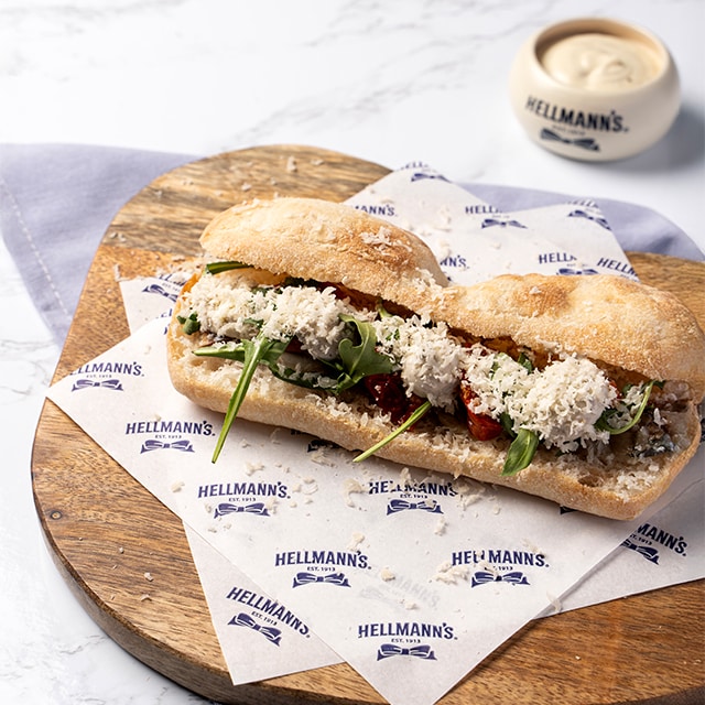 Pan de cristal con sardina ahumada y mayonesa de trufa, tomate semi seco y parmesano Pan de cristal con sardina ahumada y mayonesa de trufa, tomate semi seco y parmesano