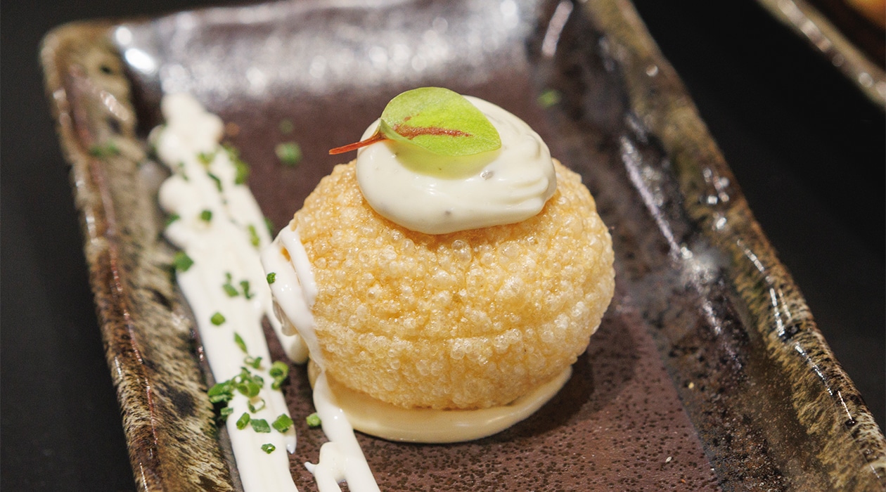 Pani puri de ensaladilla de cangrejo y salsa de miso y umami – - Receta - UFS