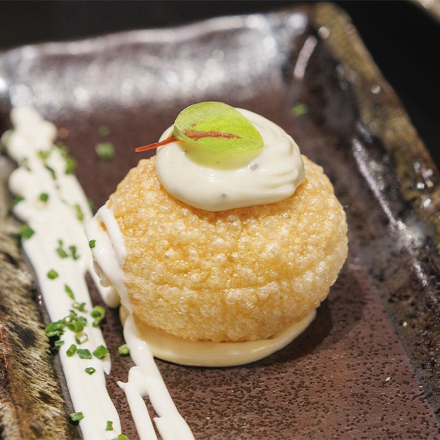 Pani puri de ensaladilla de cangrejo y salsa de miso y umami Pani puri de ensaladilla de cangrejo y salsa de miso y umami