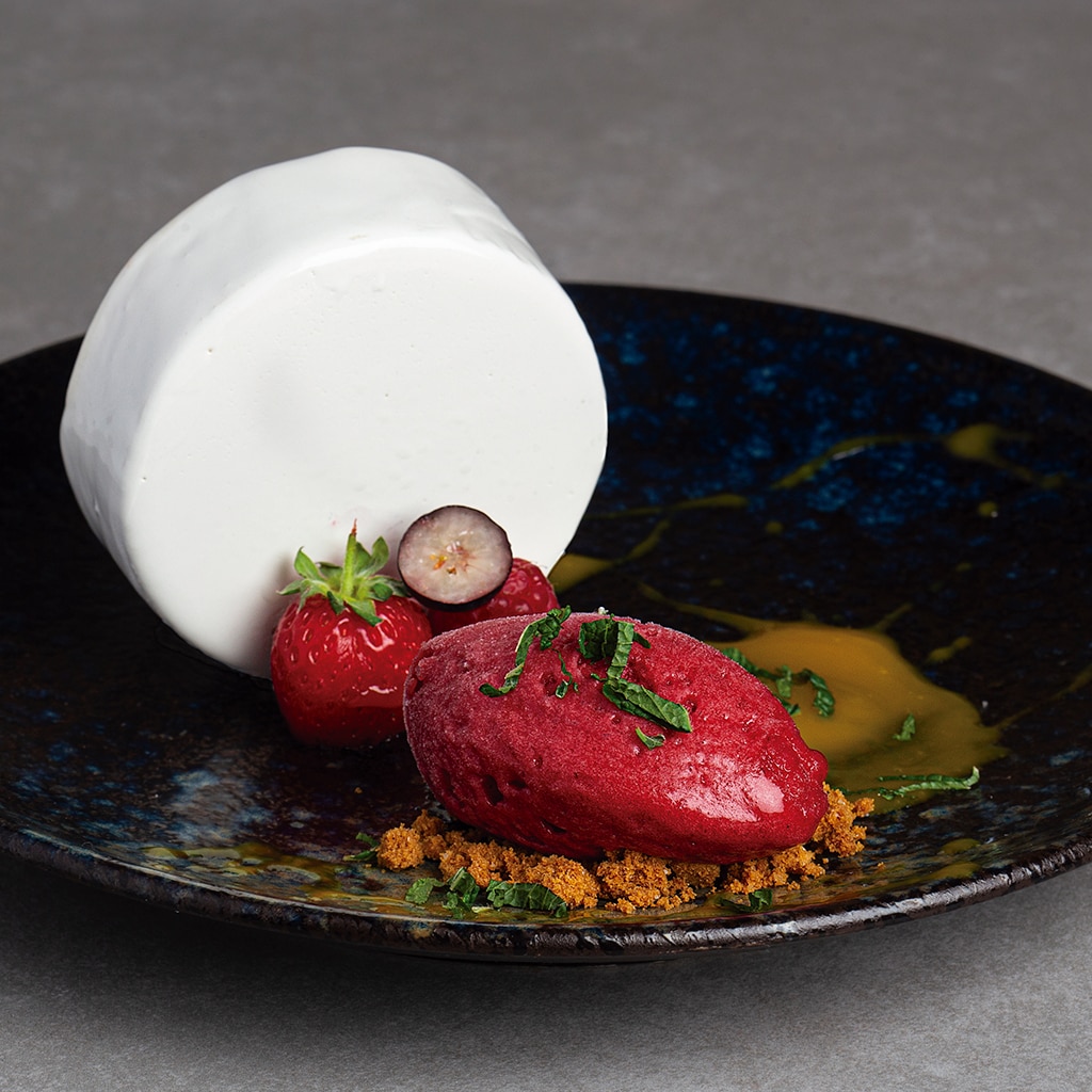 Pastel de queso con helado de cereza y crumble de galleta