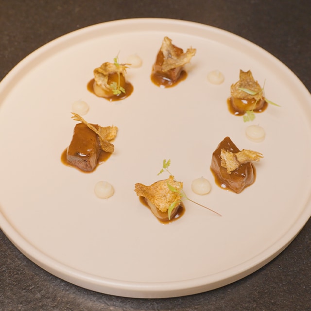 Presa ibérica marinada, con yuca, chips de alcachofa y ñoquis Presa ibérica marinada, con yuca, chips de alcachofa y ñoquis