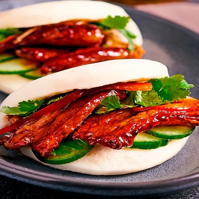 Pan bao con panceta de cerdo crujiente y glaseado de soja
