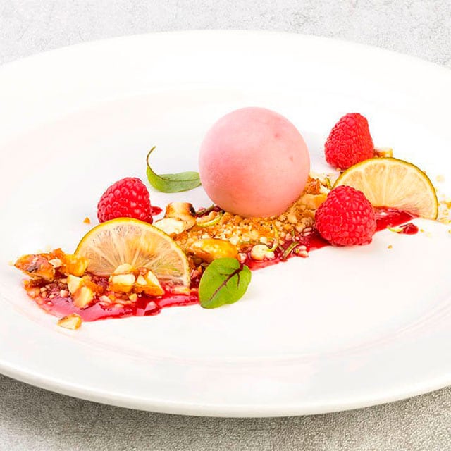 Panna cotta de frambuesa con crujiente de caramelo y lima confitada Panna cotta de frambuesa con crujiente de caramelo y lima confitada