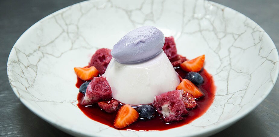 Panna Cotta, bizcocho y helado de violetas con esencia de Bayas Estivales – - Receta - UFS Panna Cotta, bizcocho y helado de violetas con esencia de Bayas Estivales – - Receta - UFS