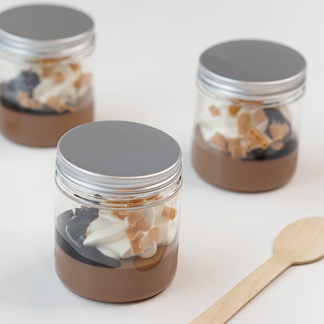 Pannacotta de cacao, chantilliy y crujiente de maíz Pannacotta de cacao, chantilliy y crujiente de maíz
