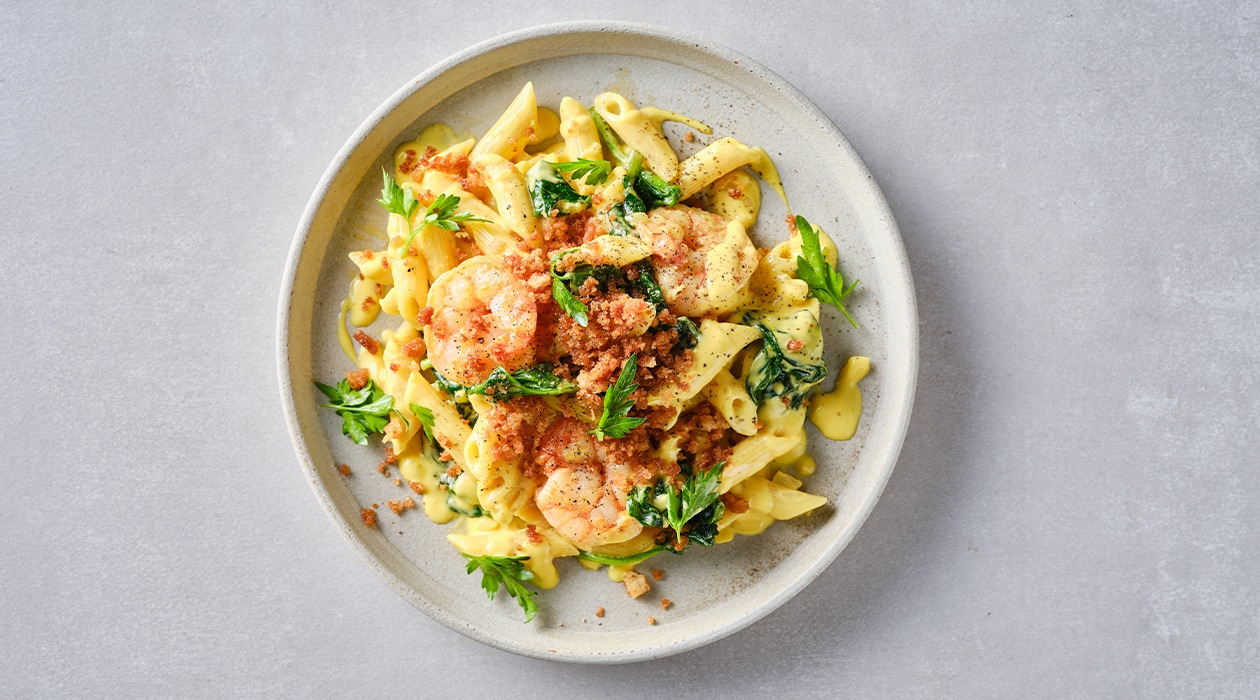 Pasta con gambas, espinacas, salsa de azafrán y pan rallado al ajo – - Receta - UFS