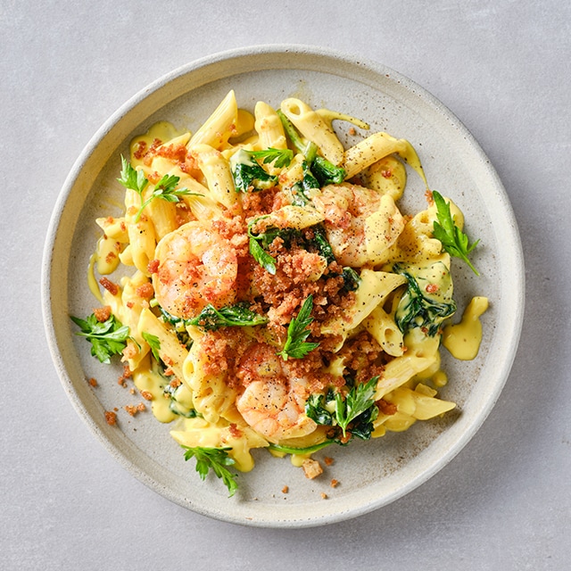 Pasta con gambas, espinacas, salsa de azafrán y pan rallado al ajo Pasta con gambas, espinacas, salsa de azafrán y pan rallado al ajo