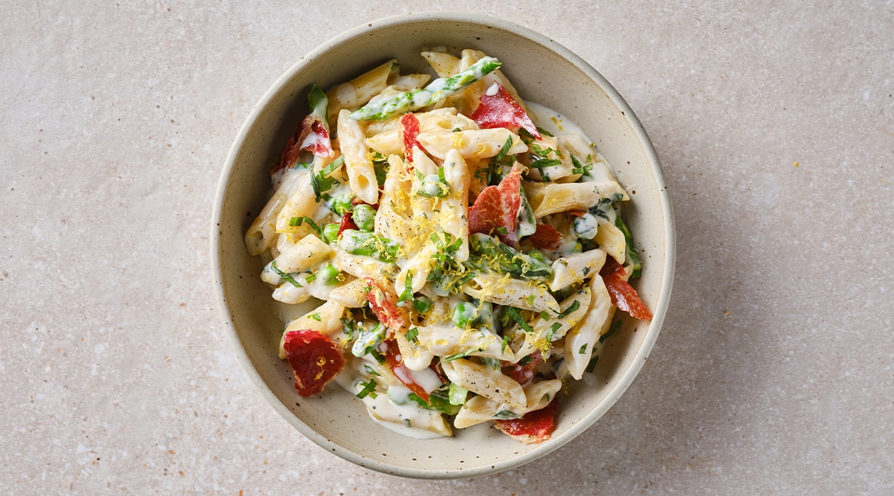 Pasta cremosa con espárragos verdes, guisantes, estragón y crujiente de jamón – - Receta - UFS